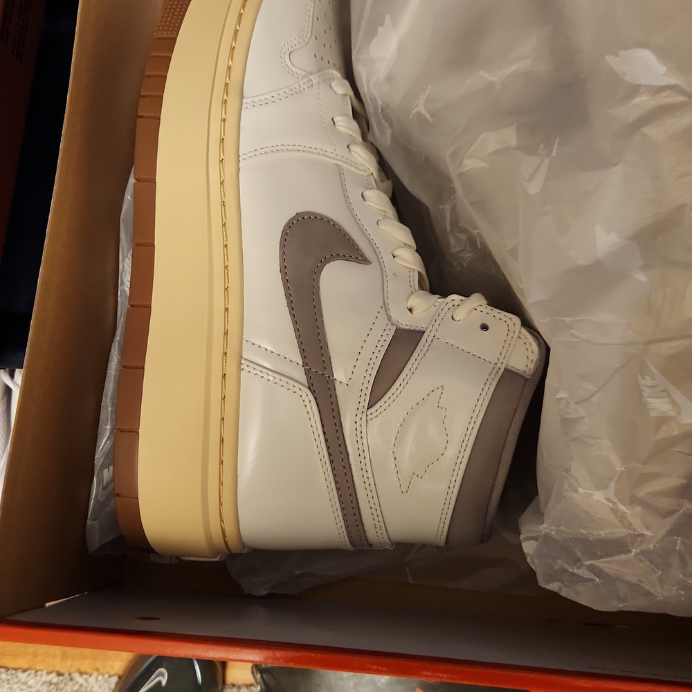 Jordan 1 Wmns Elevate